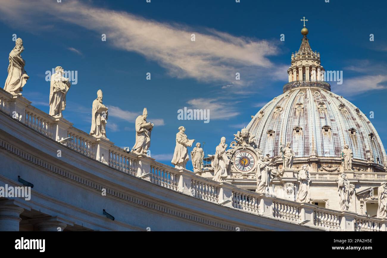 Estatuas de santos católicos. Decoraciones en la columnata Bernini, Catedral de San Pedro, con la Cupola en el fondo - Roma, Italia Foto de stock