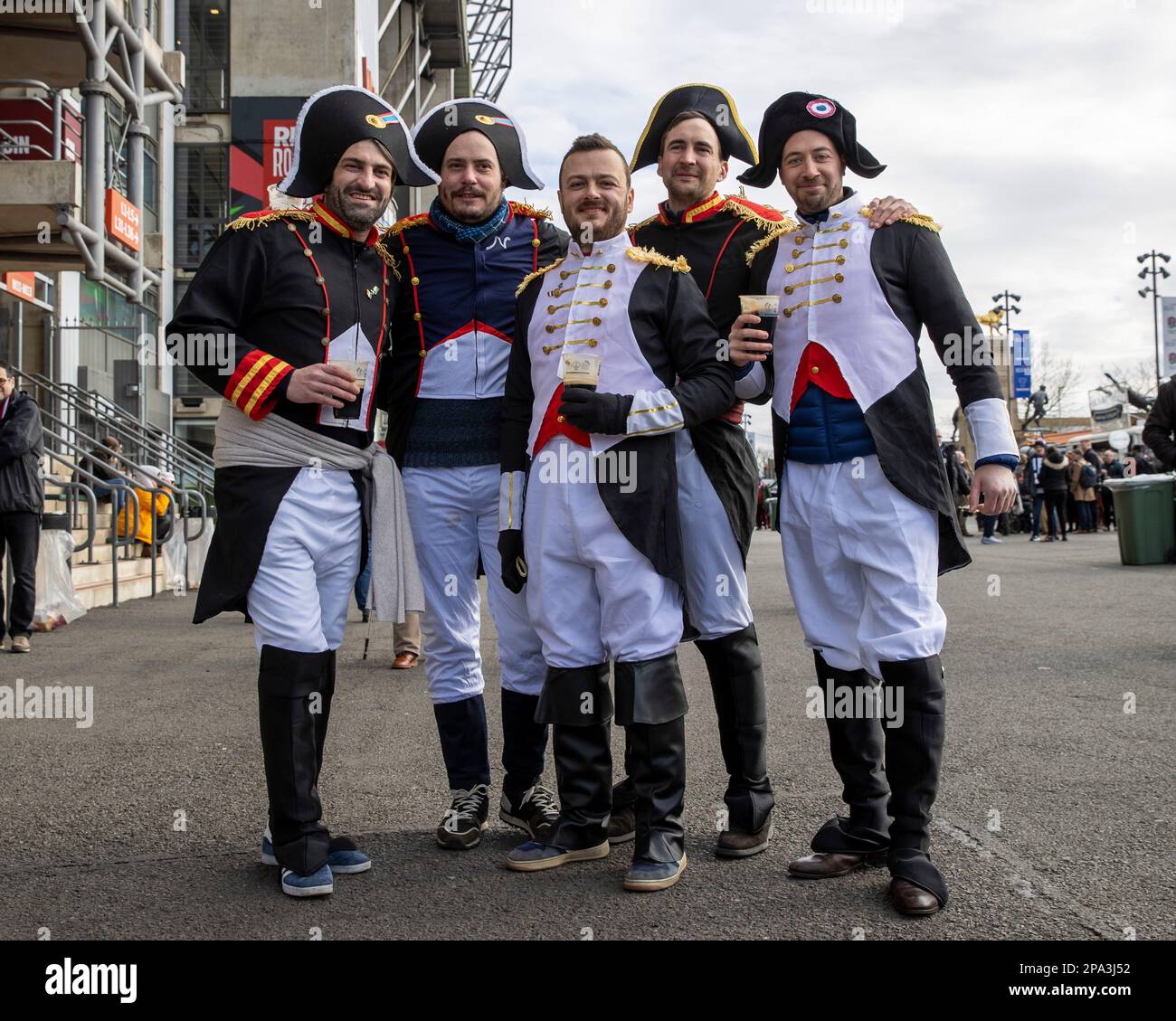 Londres, Reino Unido. 11th de marzo de 2023. 11th de marzo de 2023;  Twickenham Stadium, Londres, Inglaterra: Six Nations International Rugby  Inglaterra contra Francia; los aficionados franceses vestidos de Napoleón  disfrutan de