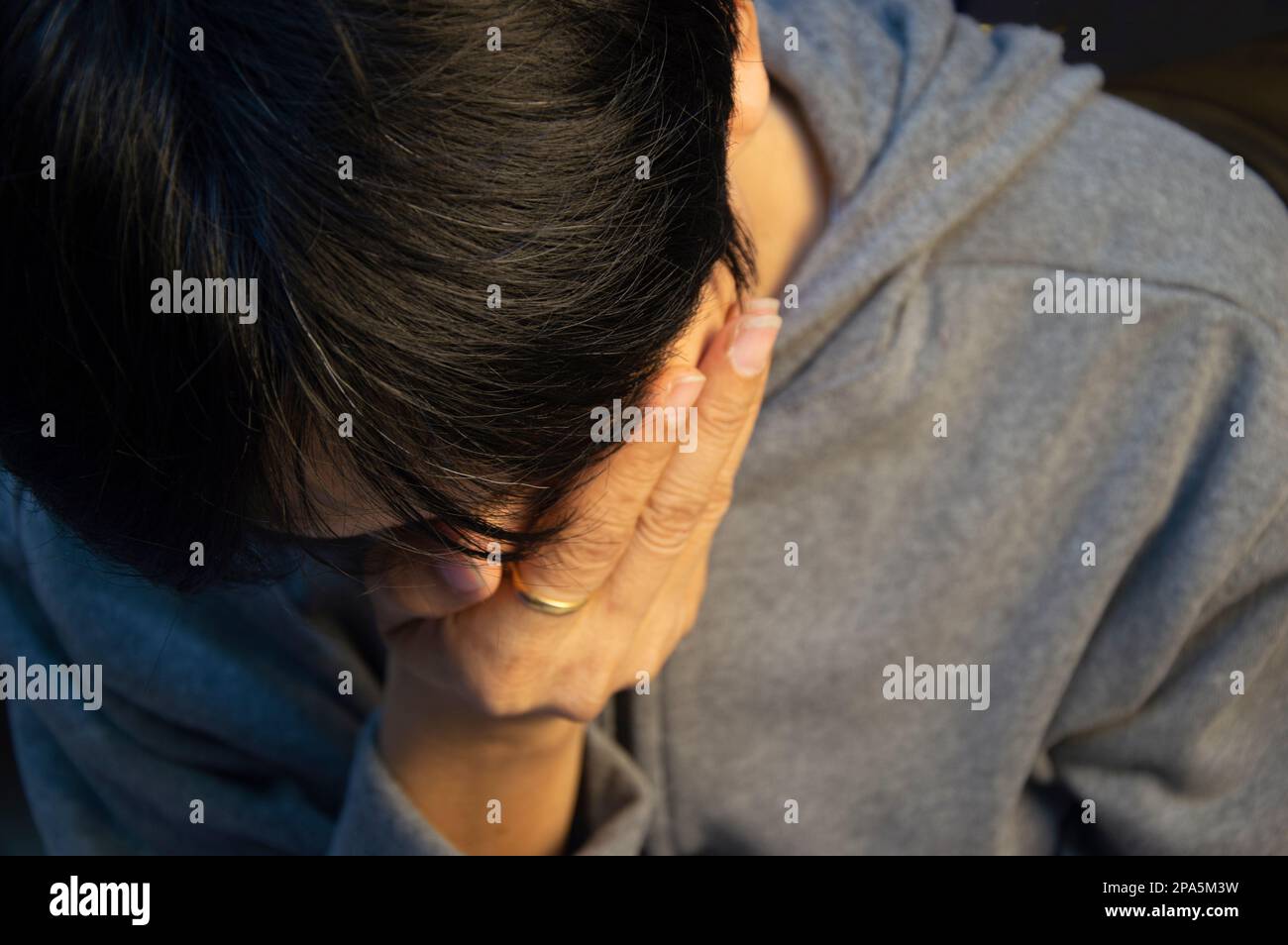 Un hombre asiático en un estado de tristeza y decepción. Foto de stock