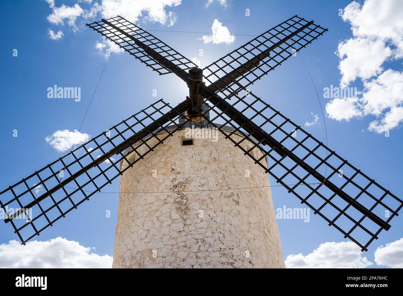 Retroiluminación de la fachada del molino de viento de Consuegra (España  Fotografía de stock - Alamy