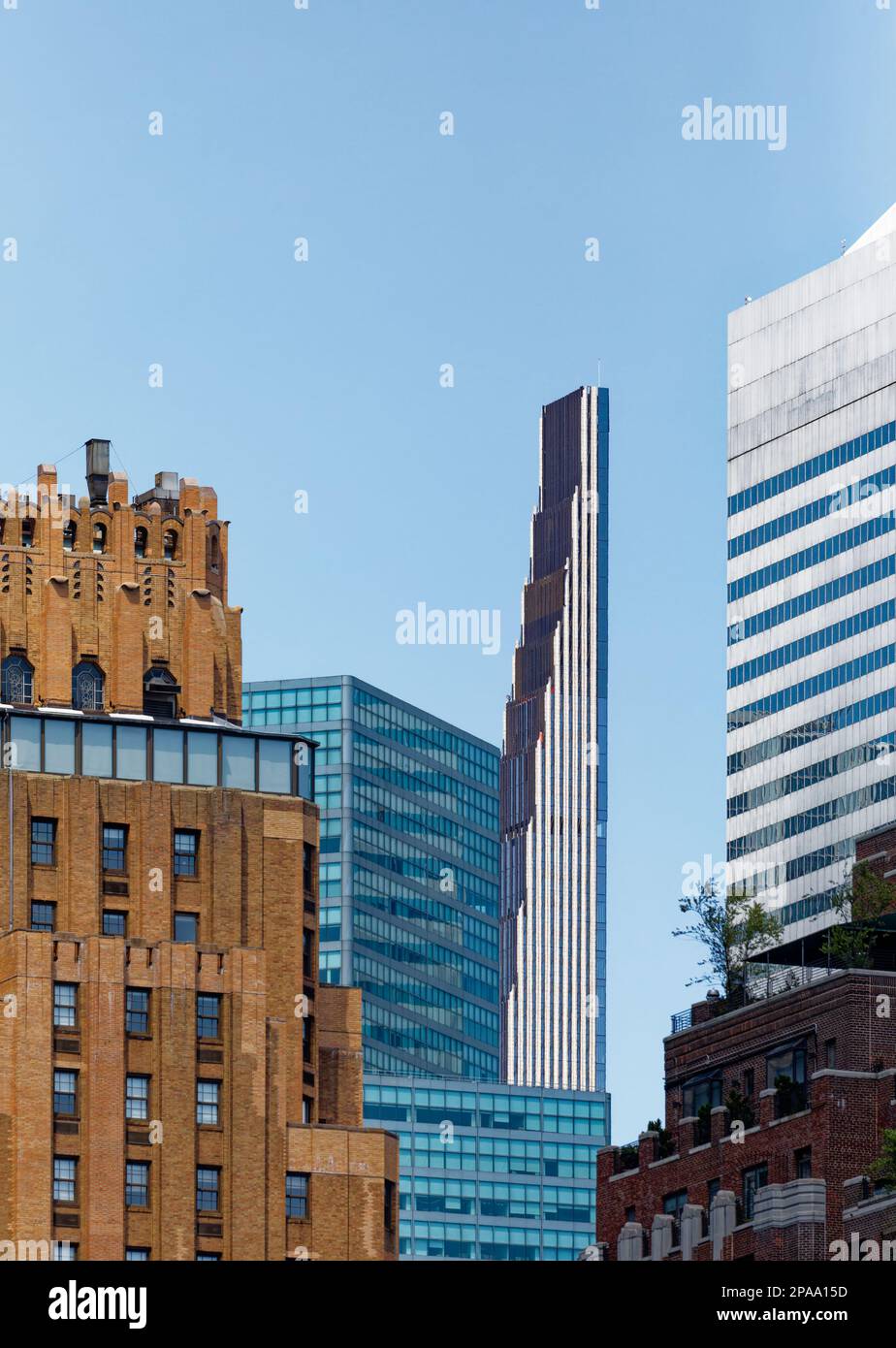 NYC Midtown: El rascacielos más delgado del mundo, 111 West 57th Street, también conocido como Steinway Tower, es una aguja de vidrio y terracota en medio de sus vecinos “gordos”. Foto de stock