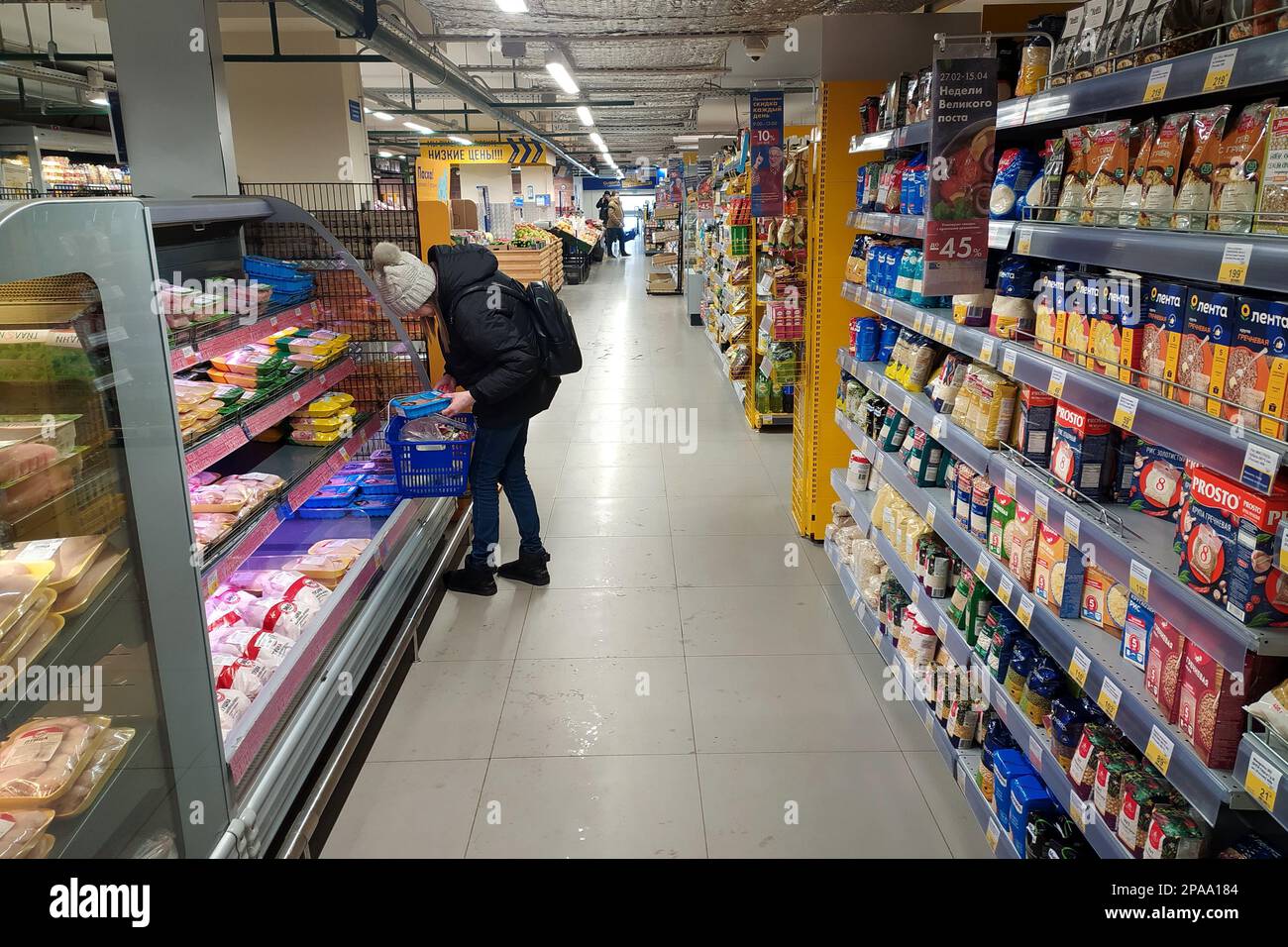 Russia saint petersburg supermarket lenta fotografías e imágenes de alta  resolución - Alamy