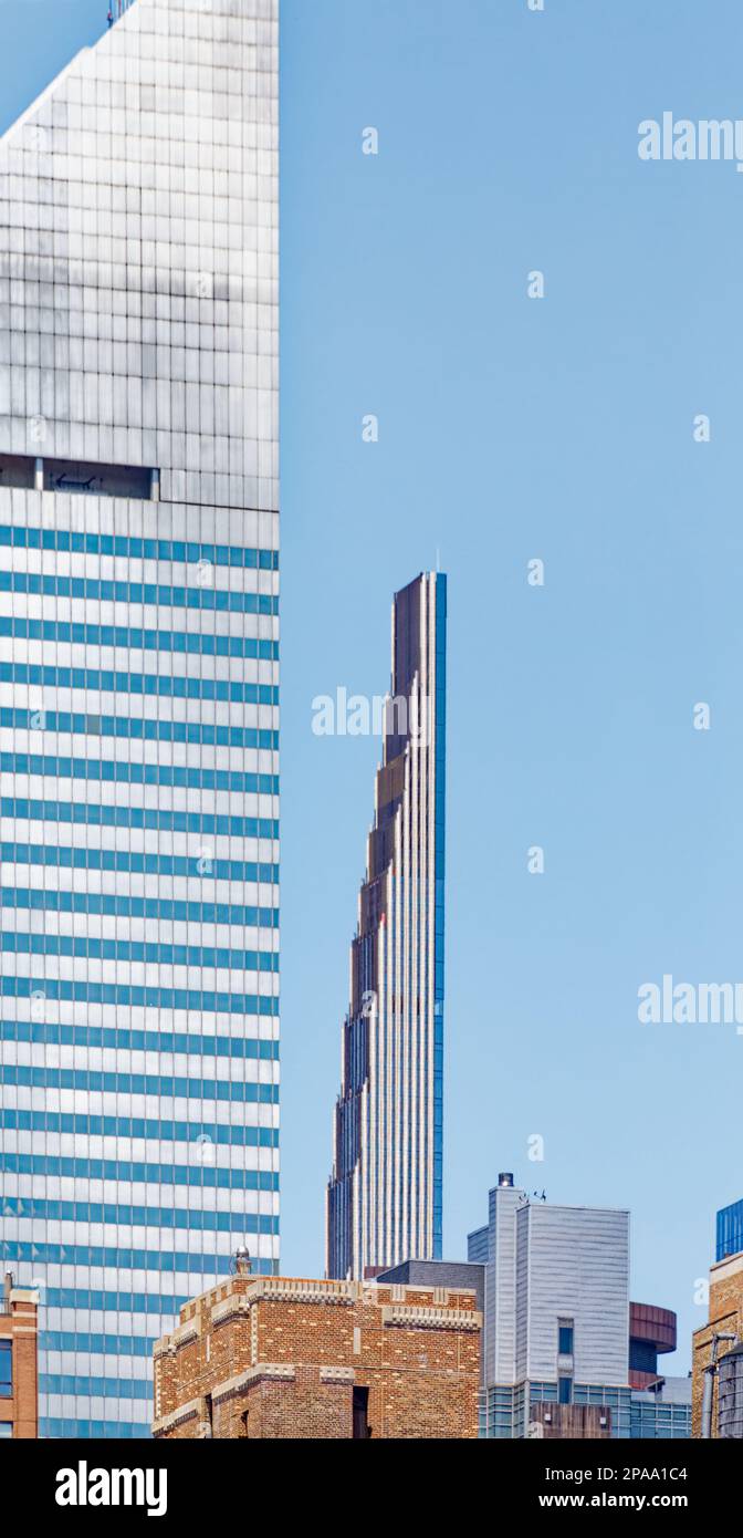 NYC Midtown: El rascacielos más delgado del mundo, 111 West 57th Street, también conocido como Steinway Tower, es una aguja de vidrio y terracota en medio de sus vecinos “gordos”. Foto de stock