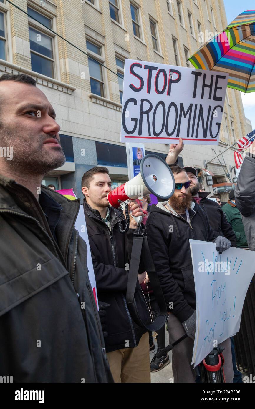 Royal Oak, Michigan, EE.UU. 11th de marzo de 2023. Un pequeño grupo de republicanos conservadores que protestaban contra la Hora de la Historia de Drag Queen de la Librería Sidetrack fueron superados en número por muchos cientos de contramanifestantes que apoyaban a la comunidad LGBTQ. Crédito: Jim West/Alamy Live News Foto de stock