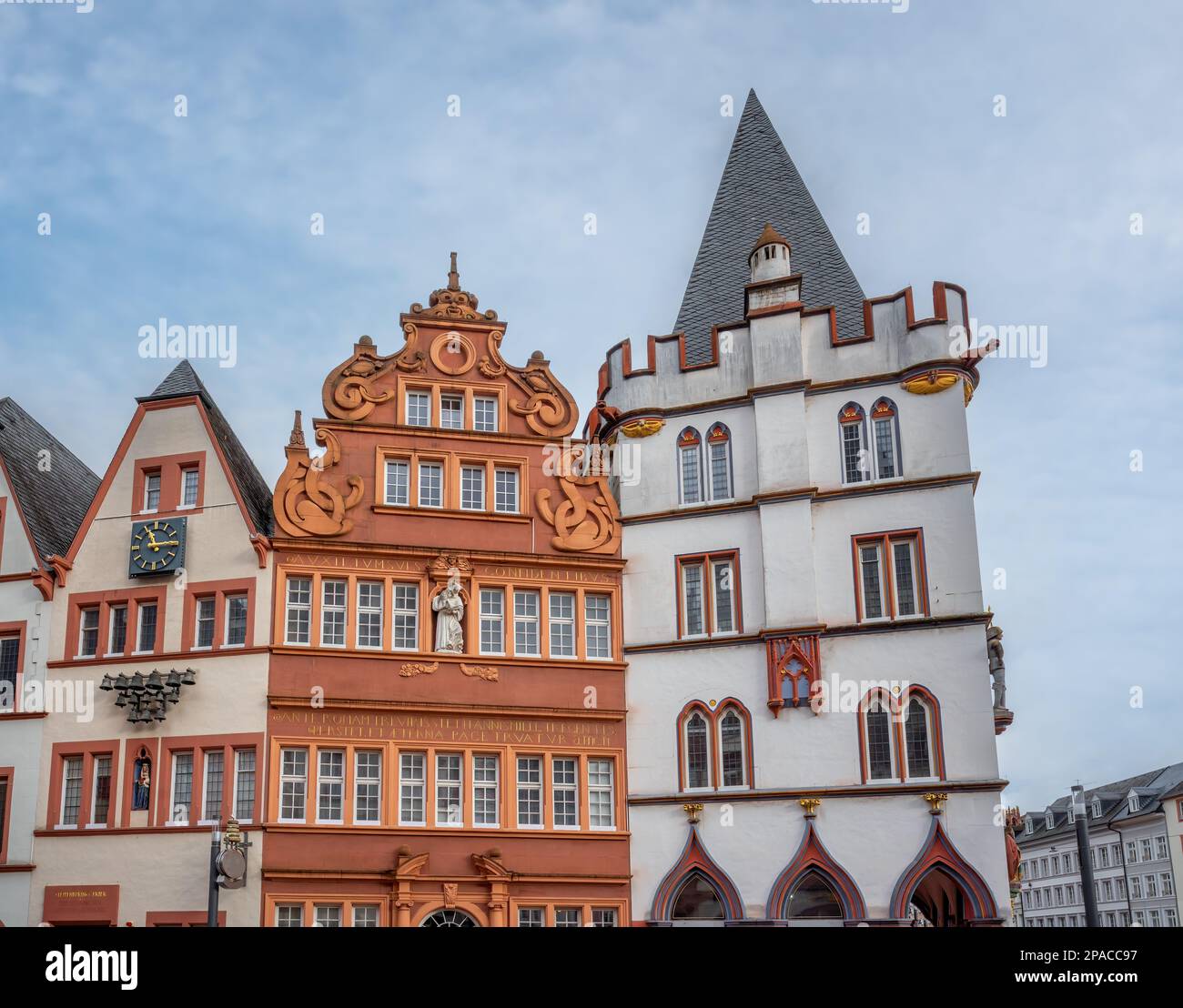 Edificio de la Casa Roja (Rotes Haus) en la Plaza Hauptmarkt - Trier, Alemania Foto de stock