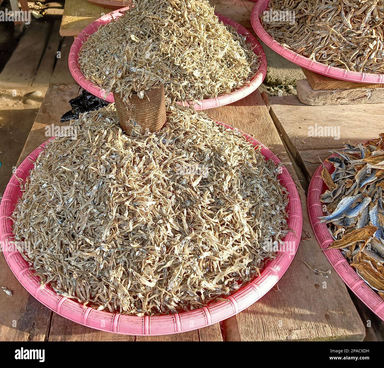 Las anchoas secas se venden ampliamente en los mercados tradicionales de Indonesia. Foto de stock