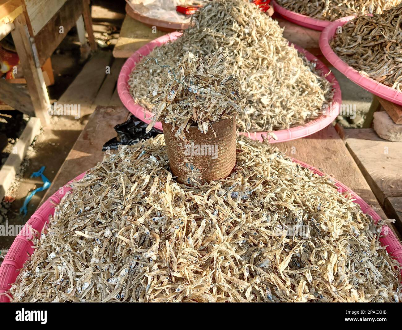 Las anchoas secas se venden ampliamente en los mercados tradicionales de Indonesia. Foto de stock