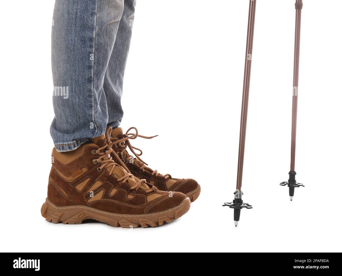 Primer Plano De Botas De Montaña Con Crampones Y Polainas De Nieve Con  Rayos De Sol Retroiluminados Y Piceas Nevadas En El Fondo. Alto Montañero  Golpeando Botas En Nieve Dura Ascendiendo ARRIBA