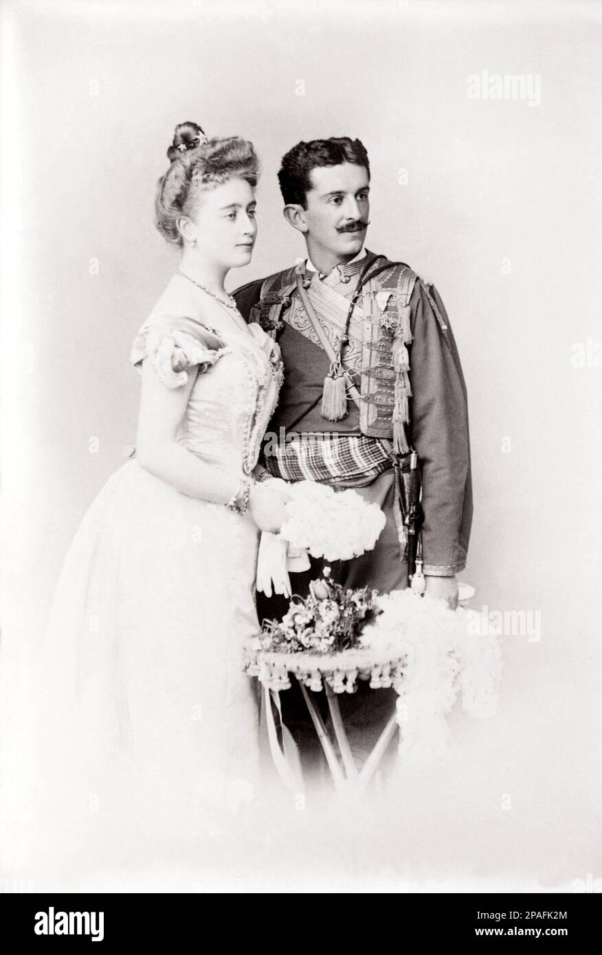 1895 aprox. , Montenegro : El príncipe heredero DANILO de MONTENEGRO Petrovic-Njegos ( 1871 - 1939 ) El día de la boda con la duquesa JUTTA de Mecklemburgo ( 1880-1946 ) hija de Adolf Friedrich V, gran duque de Mecklemburgo-Strelitz, pero el matrimonio fue sin hijos . Después de que abdicó en 1921 pasó la mayor parte de su vida viviendo en Nice.Son del rey Nicolás I y la reina Milena de Montenegro. Desde el 1 de marzo de 1921 hasta el 7 de marzo de 1921 Danilo fue el auto-asumido rey de Montenegro liderando un gobierno no reconocido en el exilio. El 7 1921 de marzo por razones que aún no están claras Danilo abdicó Foto de stock