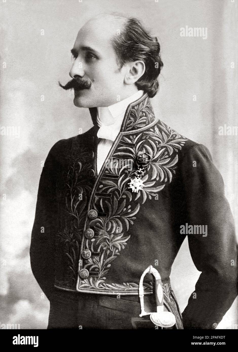 1910 , París , Francia : El escritor y dramaturgo francés EDMOND ROSTAND ( 1868 - 1918 ), vestido con uniforme de LA ACADEMIA FRANCESA , Autor de la obra L' AIGLON para Sarah Bernhardt - OTTOCENTO - BELLE EPOQUE - TEATRO - TEATRO - TEATRO - SCRITTORE - LETTERATO - LETTERATURA - LITERATURA - DRAMMATURGO - COMMEDIOGRAFO - dramaturgo - SIGLO XIX - PARIGI - PARÍS - baffi - bigote - corbata - cravatta - collar - Colletto - medallas - medaglia - medaglie - espada - espada - Academia de Francia - stempiato - stempiatura - cronometrado en los templos - profilo - perfil ---- ARCHIVO GBB Foto de stock