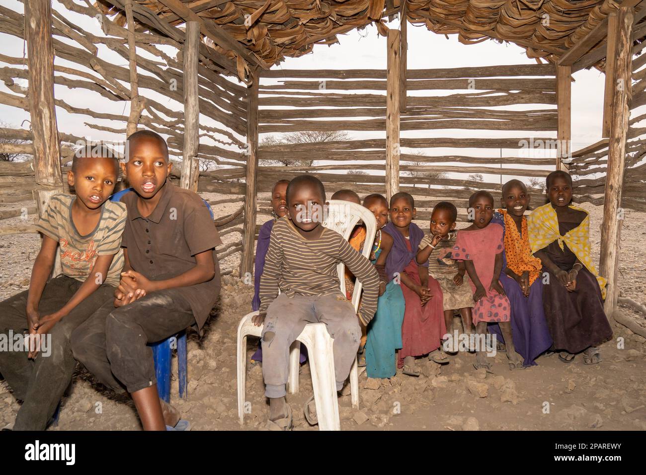 Karatu, TANZANIA - 16th de octubre de 2022: Un grupo de niños masai en la escuela de varias edades de su aldea, una escuela de aula. Foto de stock