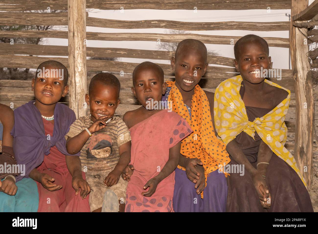 Karatu, TANZANIA - 16th de octubre de 2022: Un grupo de niños masai en la escuela de varias edades de su aldea, una escuela de aula. Foto de stock