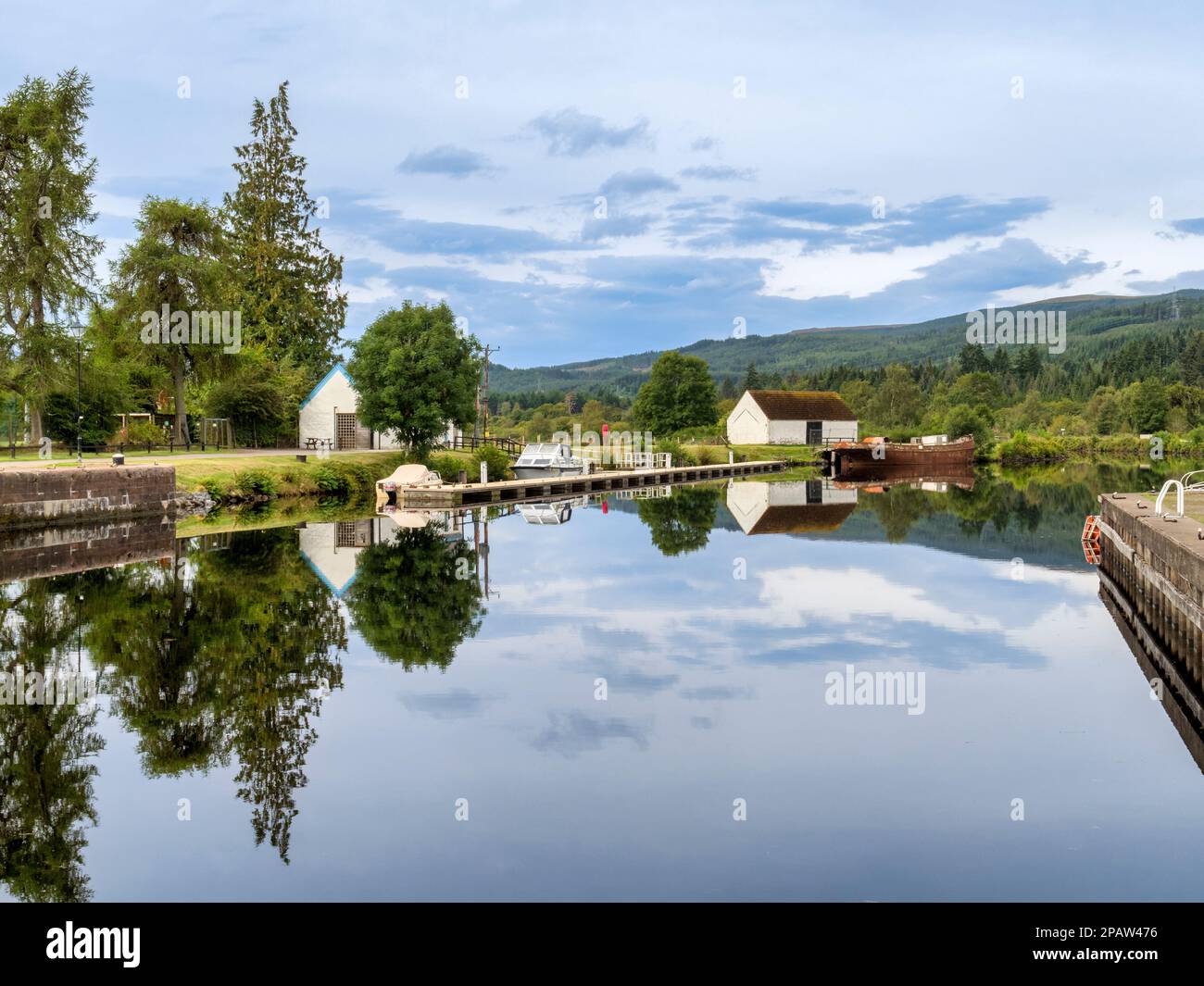 La cuenca del Canal de Caledonia al sur de las esclusas en Fort Augustus, Región de las Tierras Altas, Escocia. Foto de stock