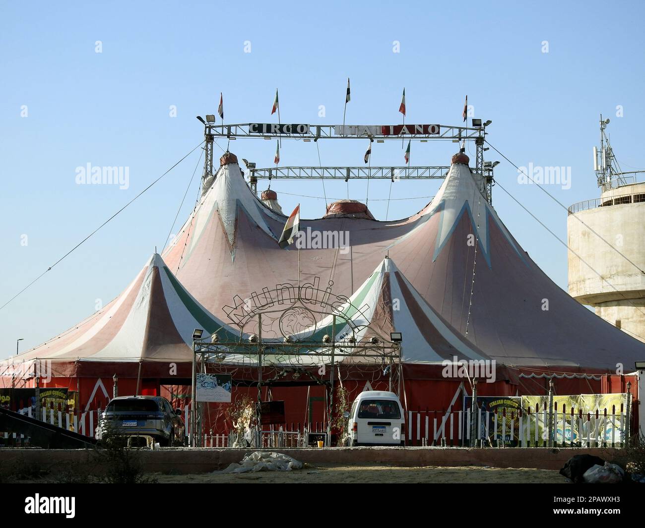 Carpa en el circo fotografías e imágenes de alta resolución - Página 13 -  Alamy