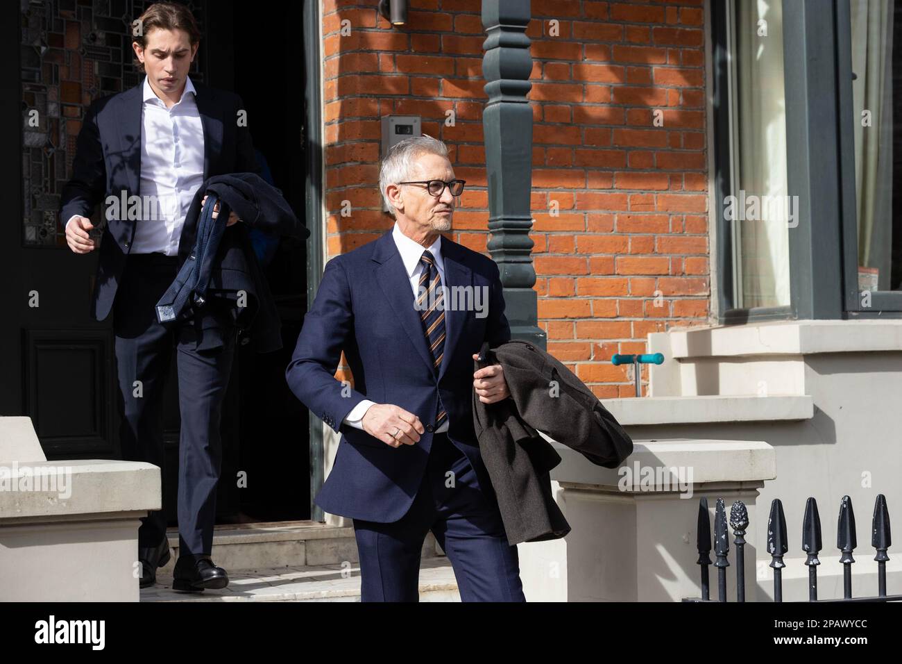 A cargo de Gary Lineker. El presentador de Match of the Day lo deja en casa en Barnes esta mañana después de que su programa se suspendiera mientras continúan las conversaciones con la BBC sobre sus comentarios en el Tweet. Barnes, South West London, UK Crédito: Jeff Gilbert/Alamy Live News Foto de stock