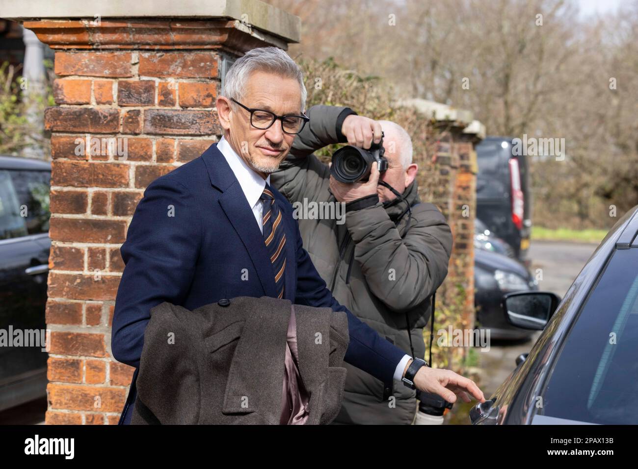 A cargo de Gary Lineker. El presentador de Match of the Day lo deja en casa en Barnes esta mañana después de que su programa se suspendiera mientras continúan las conversaciones con la BBC sobre sus comentarios en el Tweet. Barnes, South West London, UK Crédito: Jeff Gilbert/Alamy Live News Foto de stock