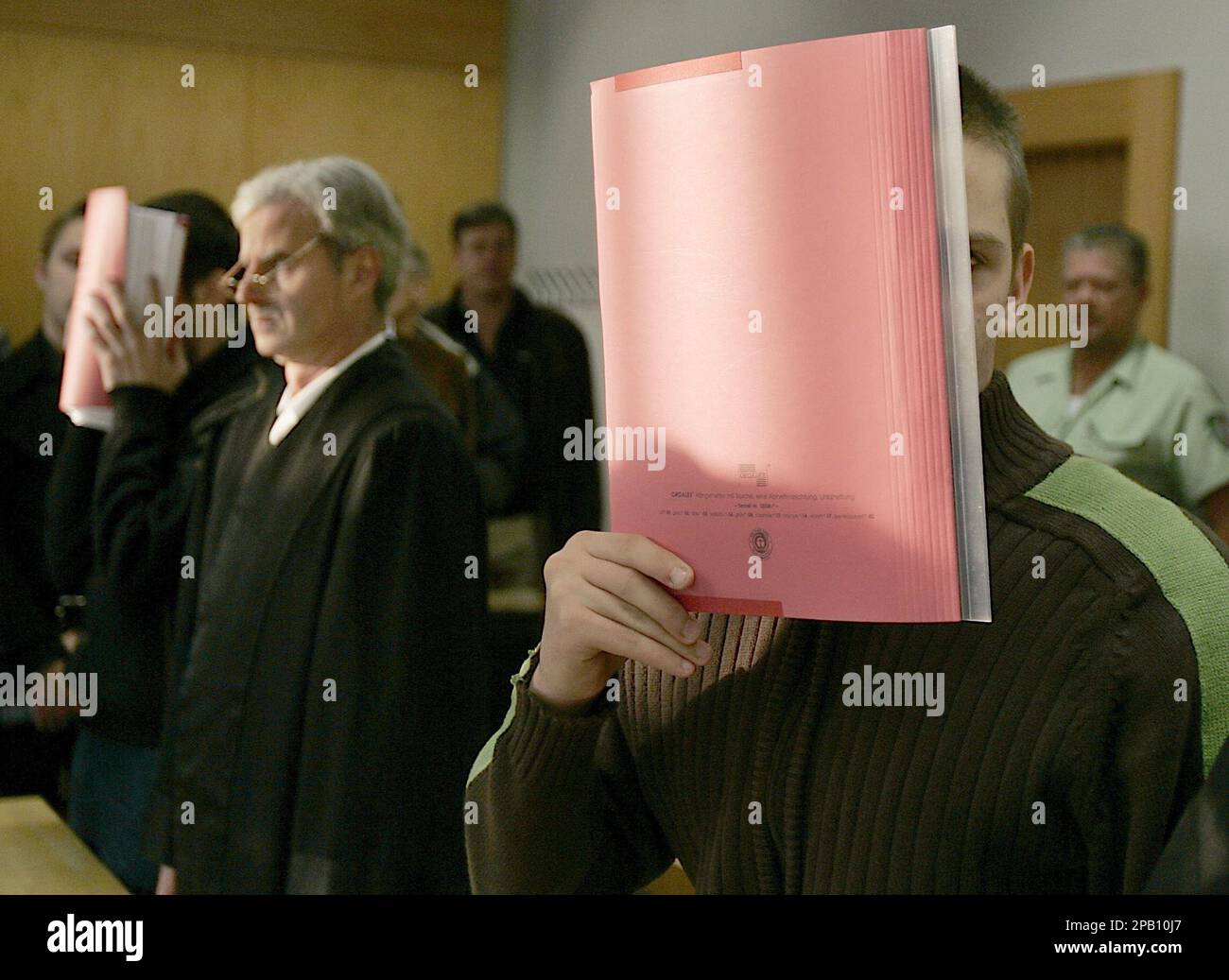 Die Angeklagten Osman Z., links, und Tom F. , rechts, mit Rechtsanwalt