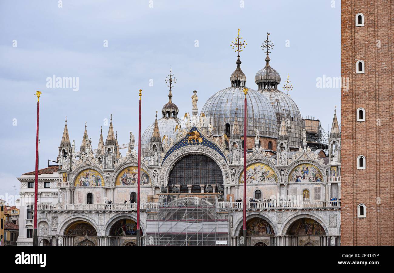 Venecia, Italia - 14 de noviembre de 2022: Cúpulas doradas de la Basílica de San Marcos Foto de stock
