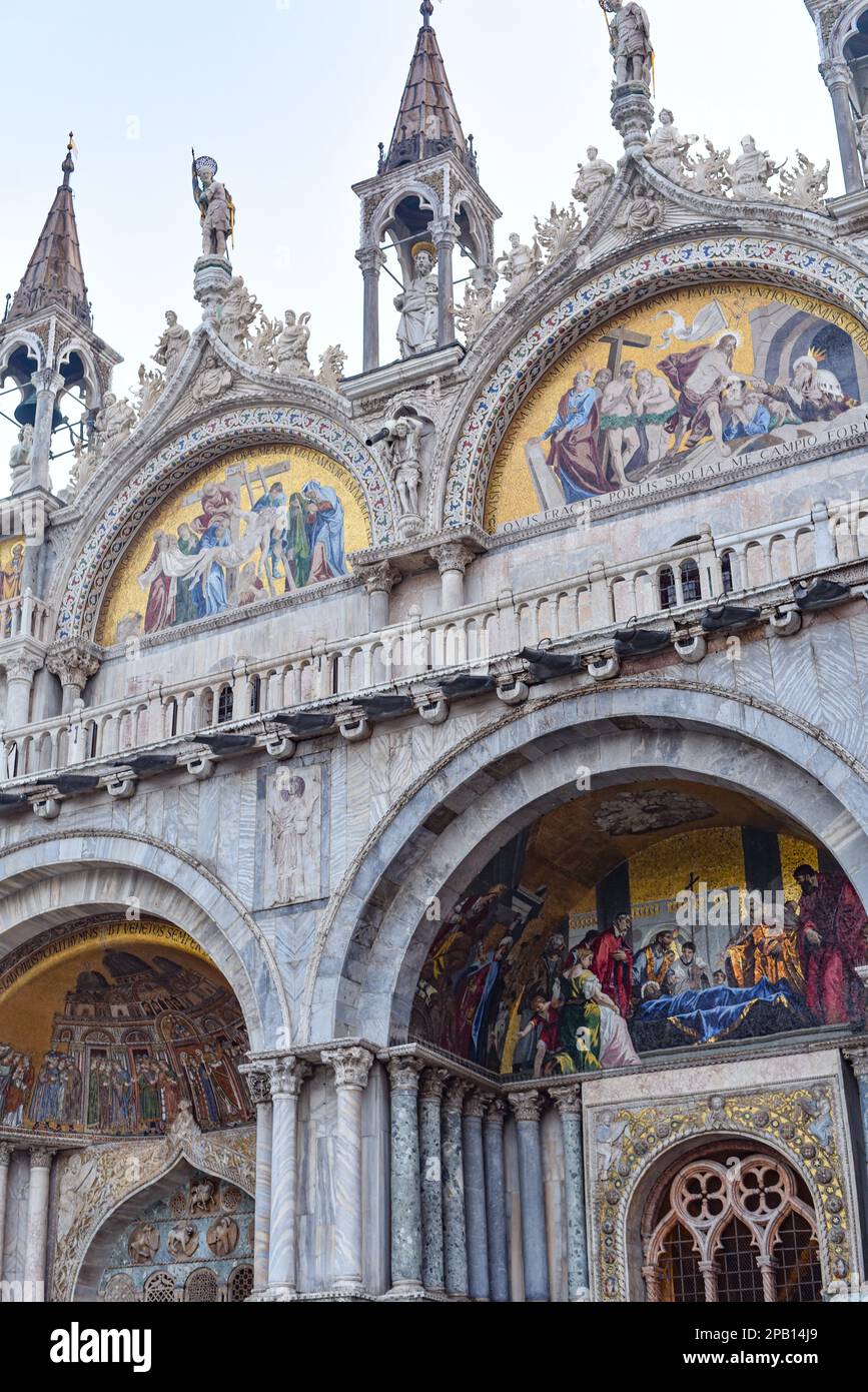 Venecia, Italia - 14 de noviembre de 2022: Cúpulas doradas de la Basílica de San Marcos Foto de stock
