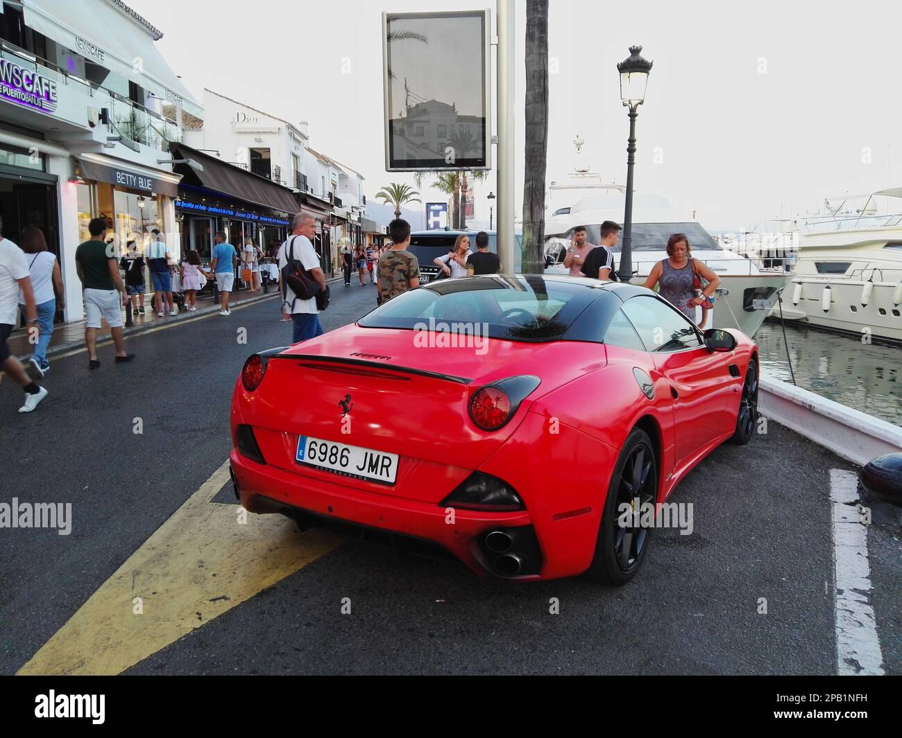 Red ferrari puerto banus marbella fotografías e imágenes de alta resolución  - Alamy