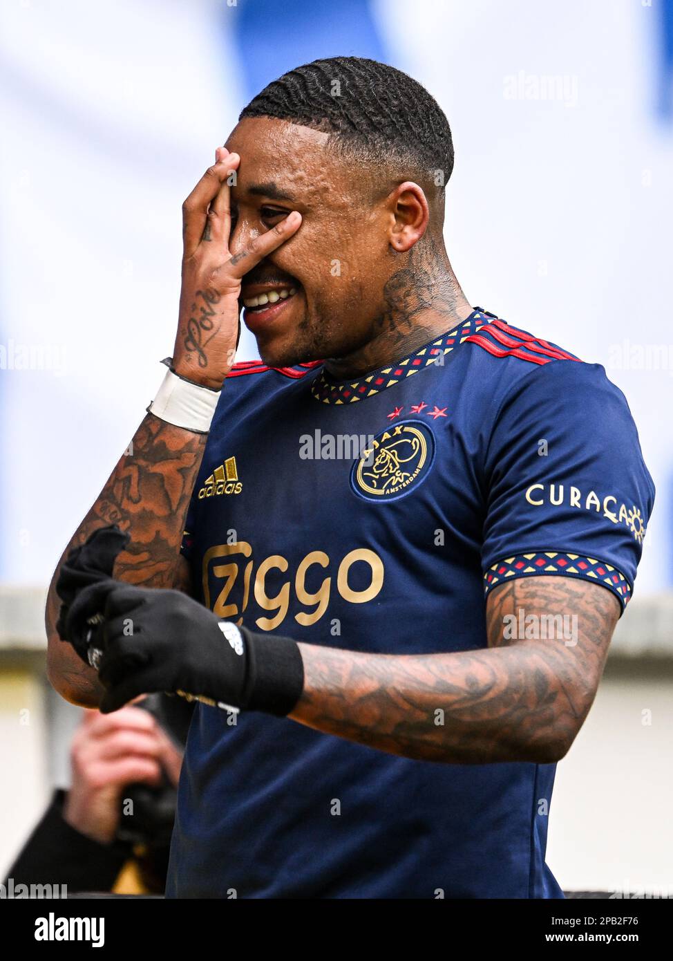 Steven Bergwijn del Ajax celebra el 0-3 durante el partido de la liga premier holandesa entre el sc Heerenveen y el Ajax en el estadio Abe Lenstra el 11 de marzo de