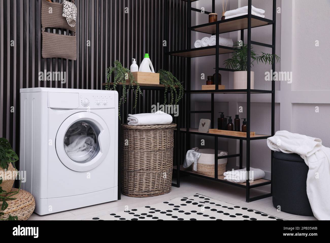 Interior de la sala de lavandería con lavadora y muebles elegantes  Fotografía de stock - Alamy