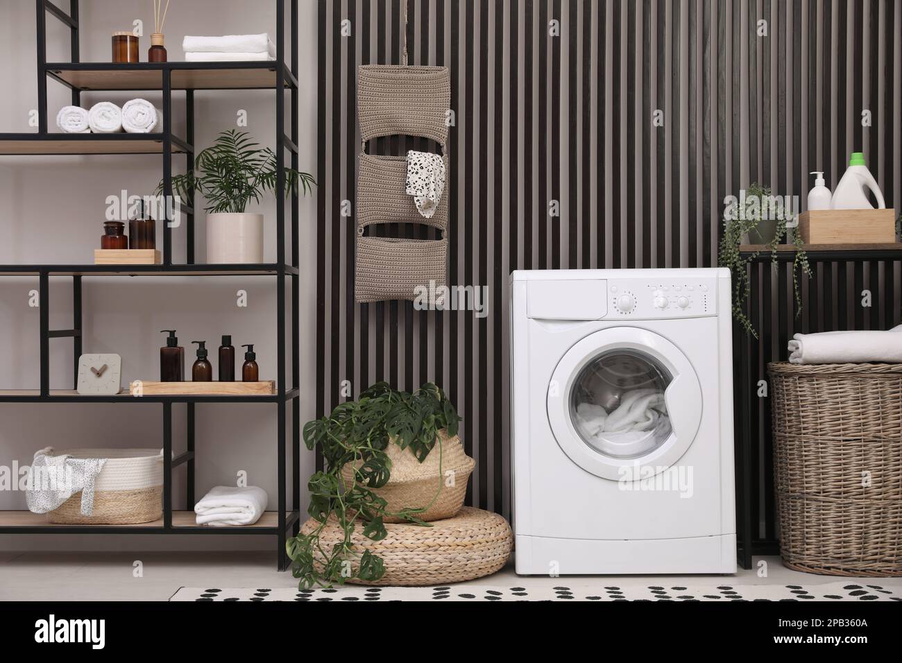 Moderna lavadora y estantería en el interior de la lavandería Fotografía de  stock - Alamy