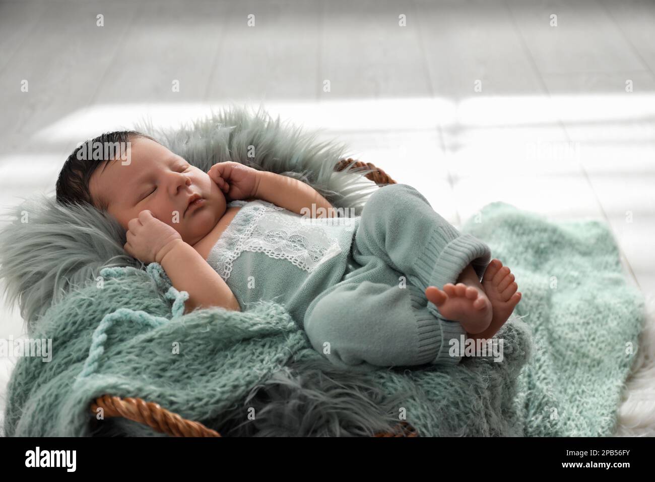 Lindo bebé recién nacido durmiendo en cesta de mimbre Fotografía de stock Alamy