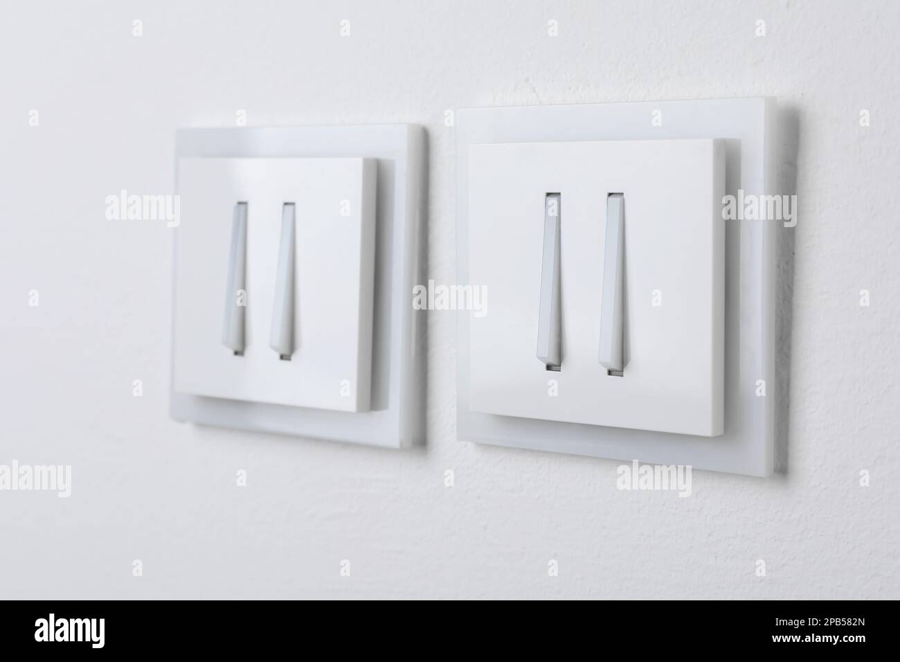 Interruptores de luz modernos sobre fondo blanco, primer plano Fotografía  de stock - Alamy