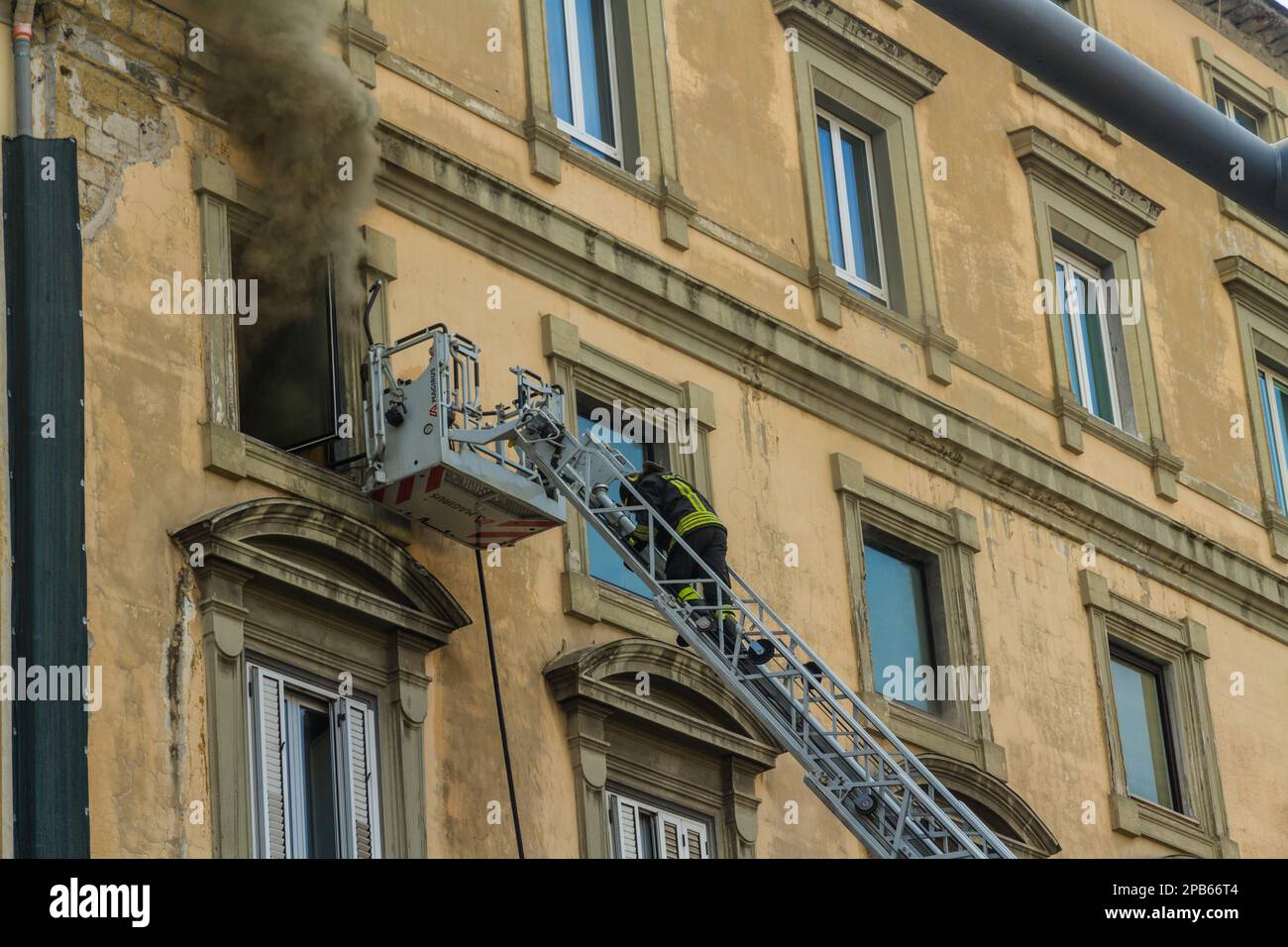 Nápoles, Italia - Febrero 15th 2023 - Fuego doméstico del apartamento con el humo que brota de la ventana. Plaza Garibaldi, Nápoles, Italia. Magirus Fire motor ba Foto de stock