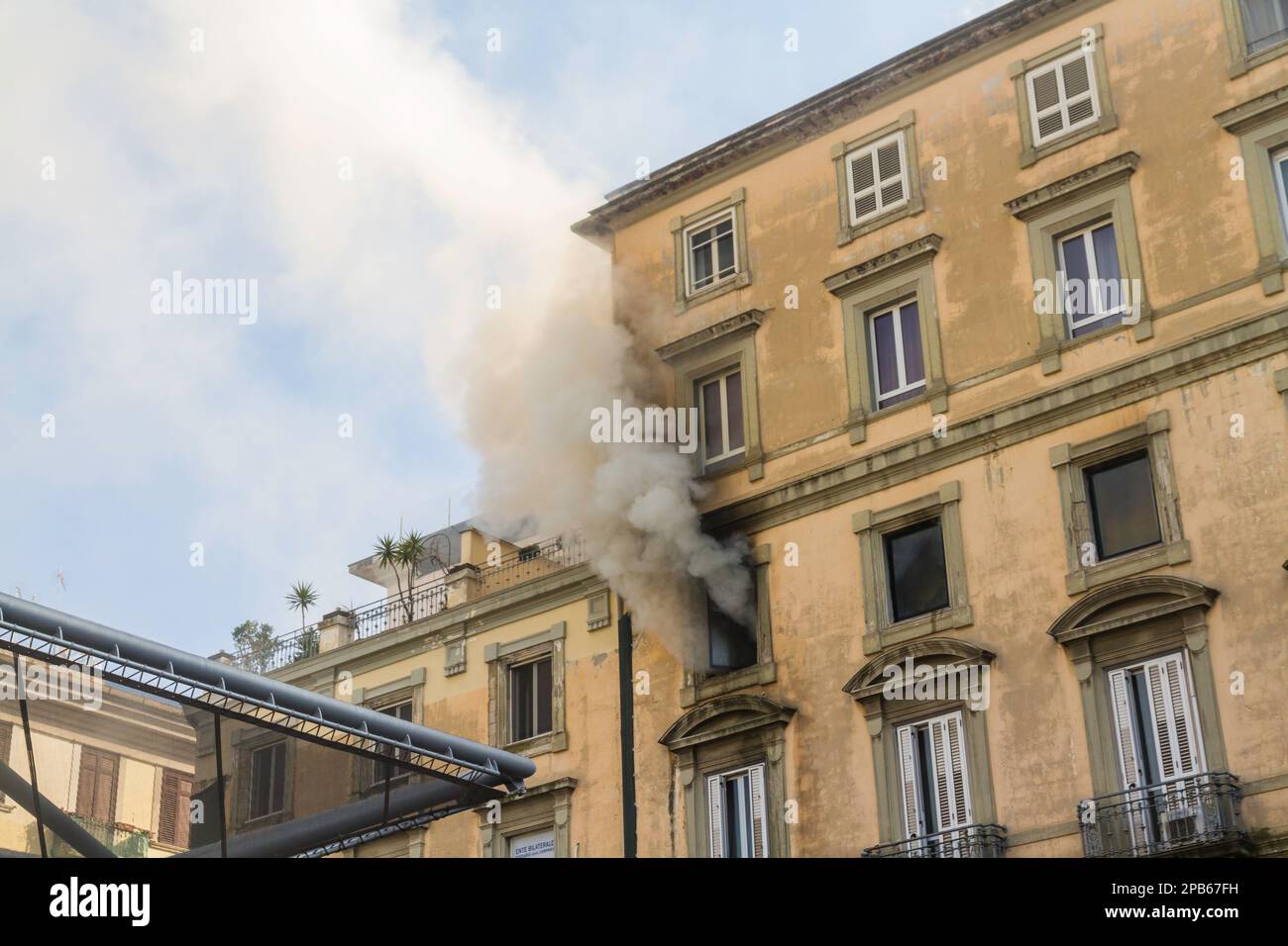 Nápoles, Italia - Febrero 15th 2023 - Fuego doméstico del apartamento con el humo que brota de la ventana. Plaza Garibaldi, Nápoles, Italia, paisaje Foto de stock