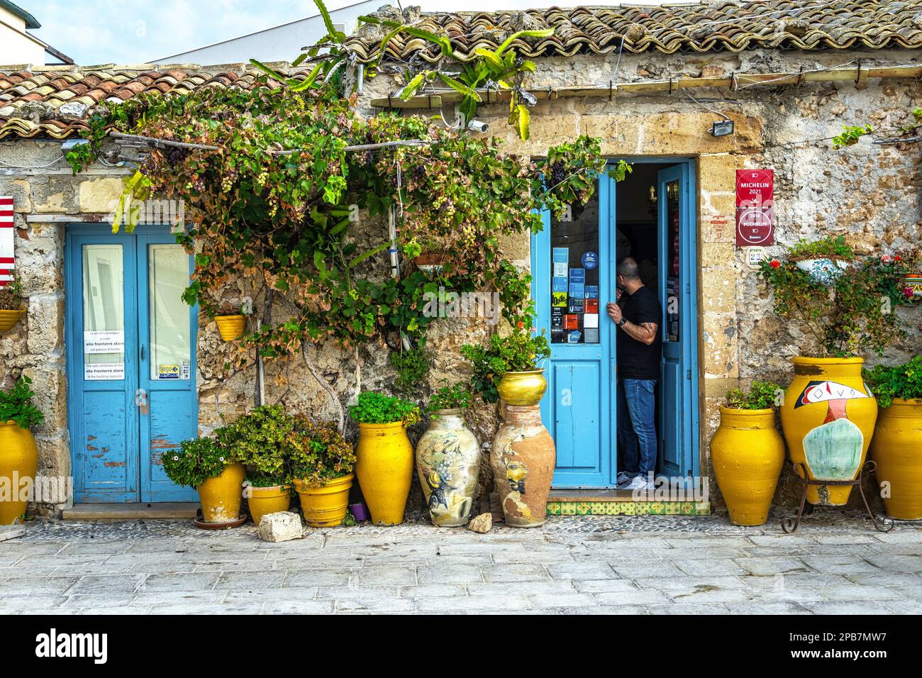 Vislumbra el pueblo costero siciliano de Marzamemi con las casas que ahora se han convertido en restaurantes y tiendas de recuerdos. Marzamemi, Sicilia Foto de stock