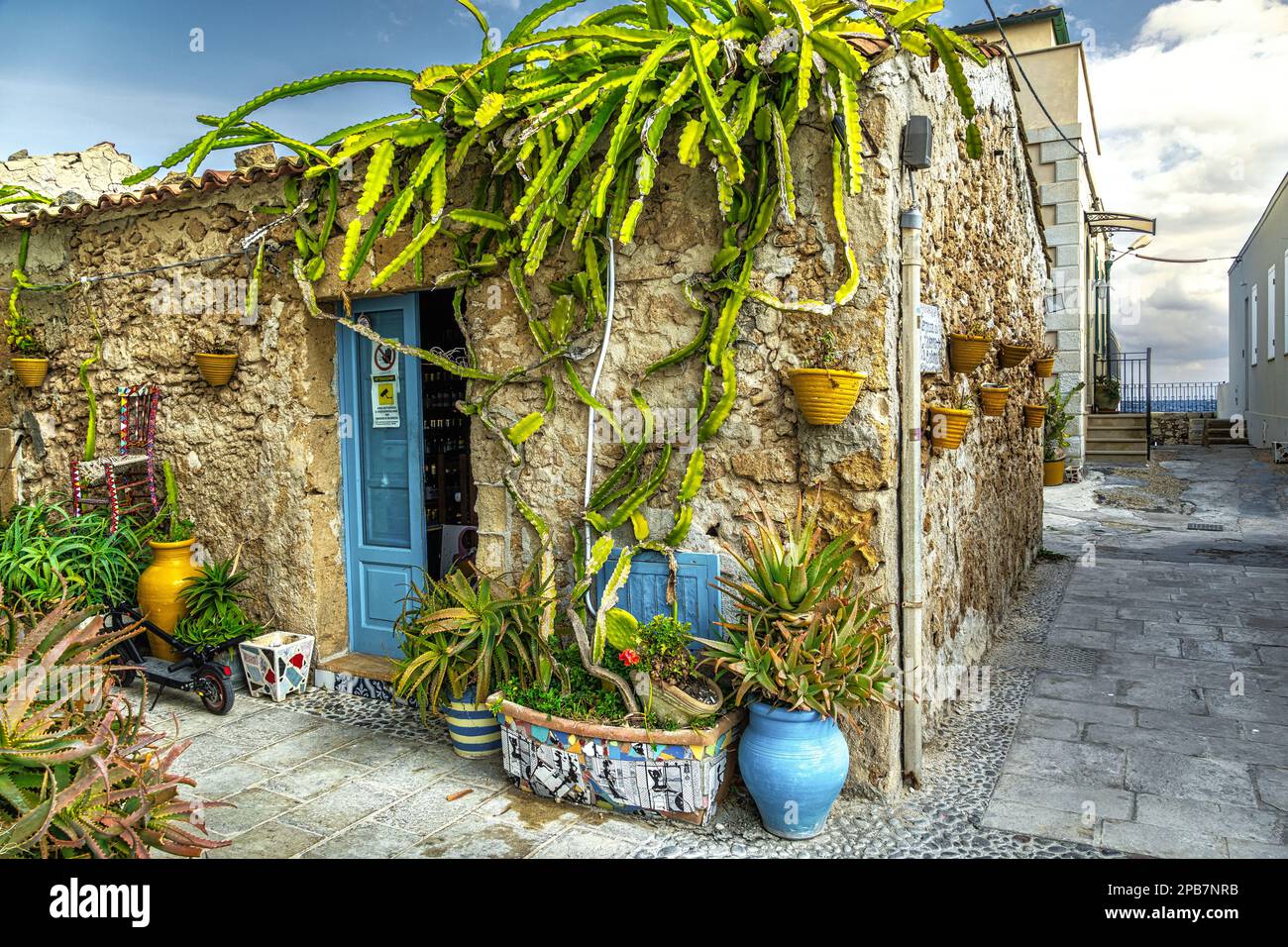 Vislumbra el pueblo costero siciliano de Marzamemi con las casas que ahora se han convertido en restaurantes y tiendas de recuerdos. Marzamemi, Sicilia Foto de stock