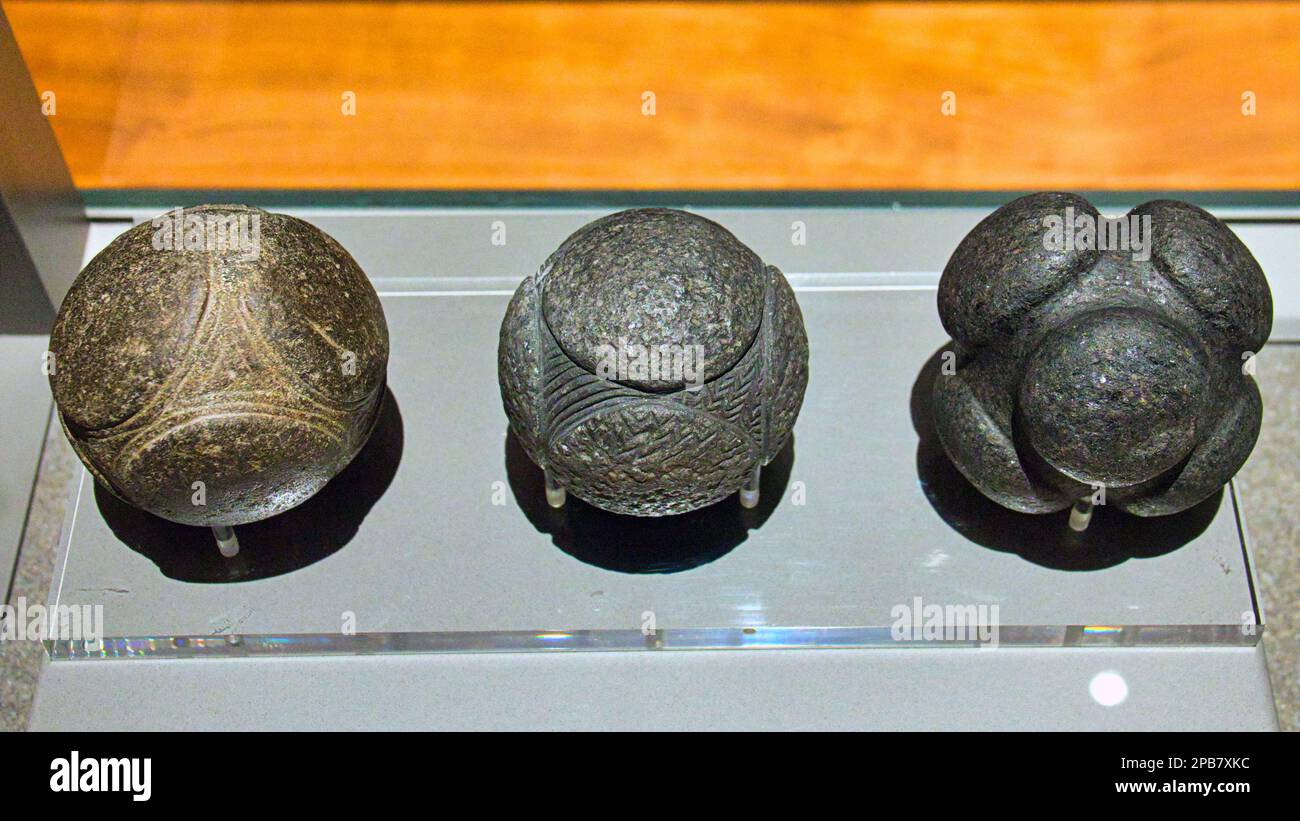 El museo y las galerías de arte de glasgow exhiben bolas de piedra tallada pictish Foto de stock