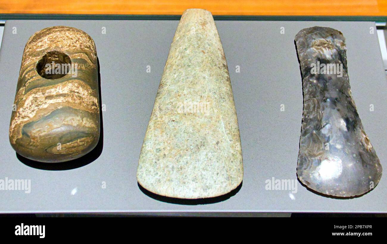 el museo y las galerías de arte de glasgow exhiben cabezas de hacha neolíticas Foto de stock