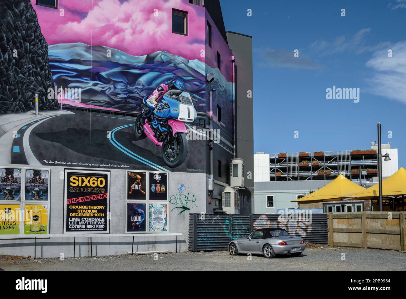 Mural de un motociclista - arte callejero en Christchurch, Isla Sur, Nueva Zelanda Foto de stock