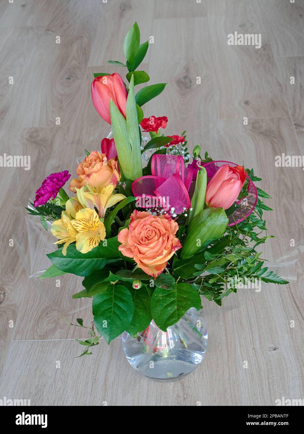 Ramo de flores con rosas, tulipanes, claveles, alstroemeria Foto de stock