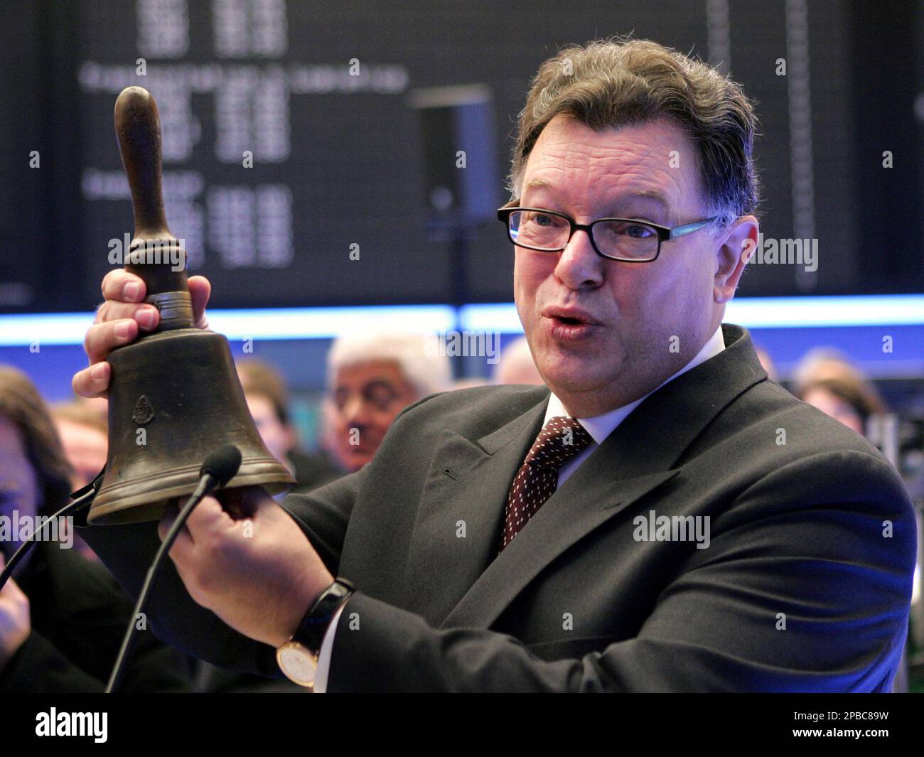 **ARCHIV**Der Chef der Deutschen Boerse, Reto Francioni, zeigt am 26