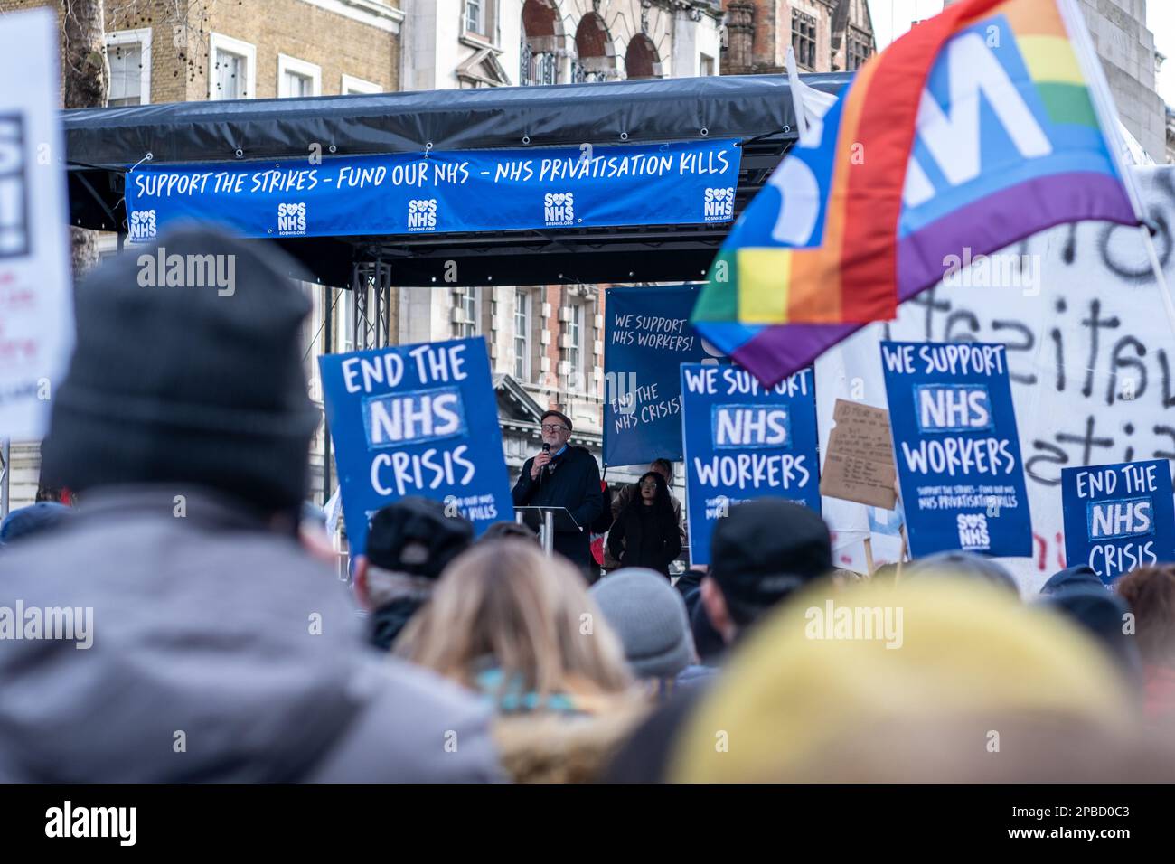 Jeremy Corbyn da un emocionante discurso en el mitin del NHS que culminó en Whitehall, Londres. Pancartas de protesta del NHS. Foto de stock