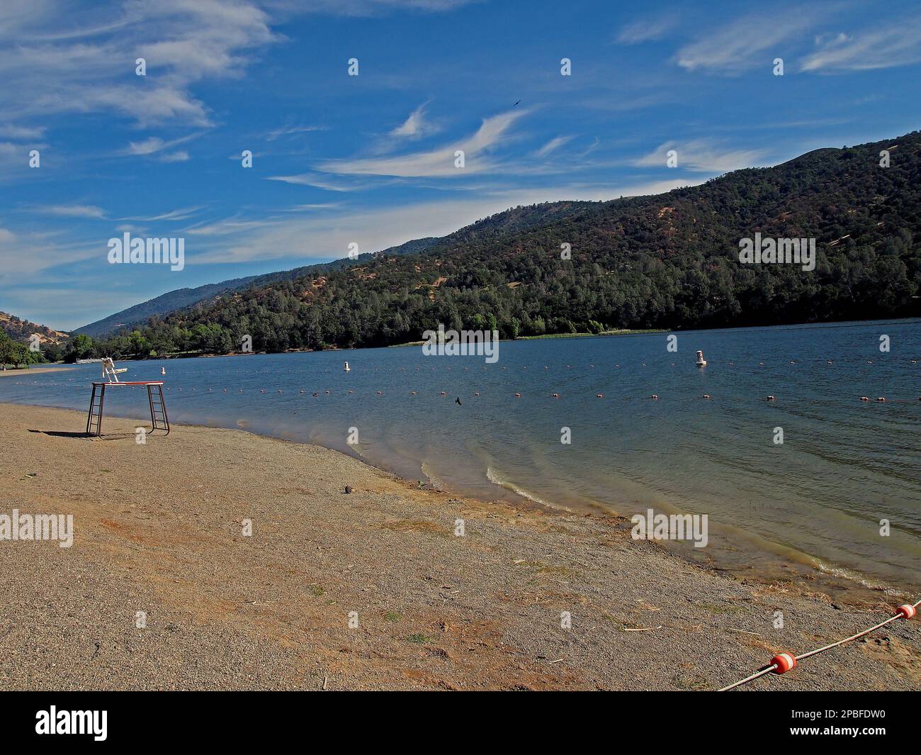 Playa vacía a lo largo del Lago Del Valle en Livermore, California Foto de stock