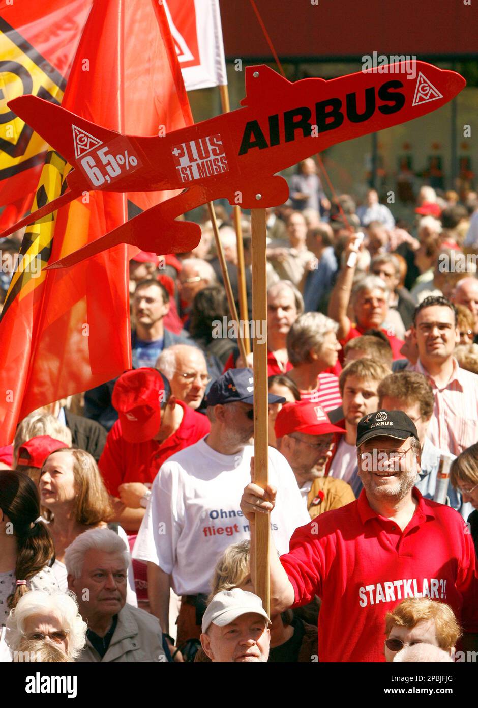Ein Teilnehmer haelt am Dienstag, 1. Mai, 2007, bei einer Kundgebung