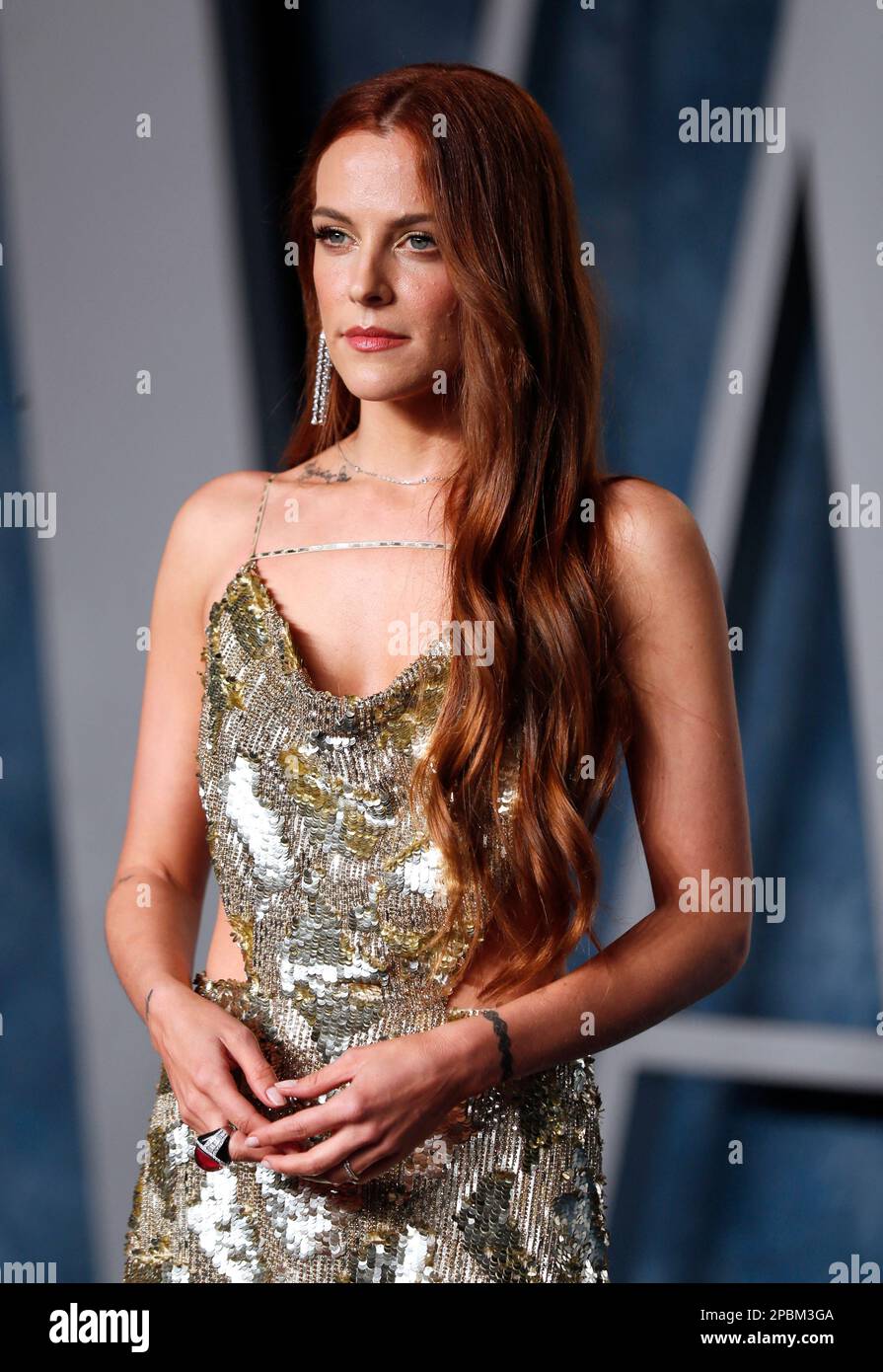 Riley Keough llega a la fiesta de Vanity Fair Oscar después de los