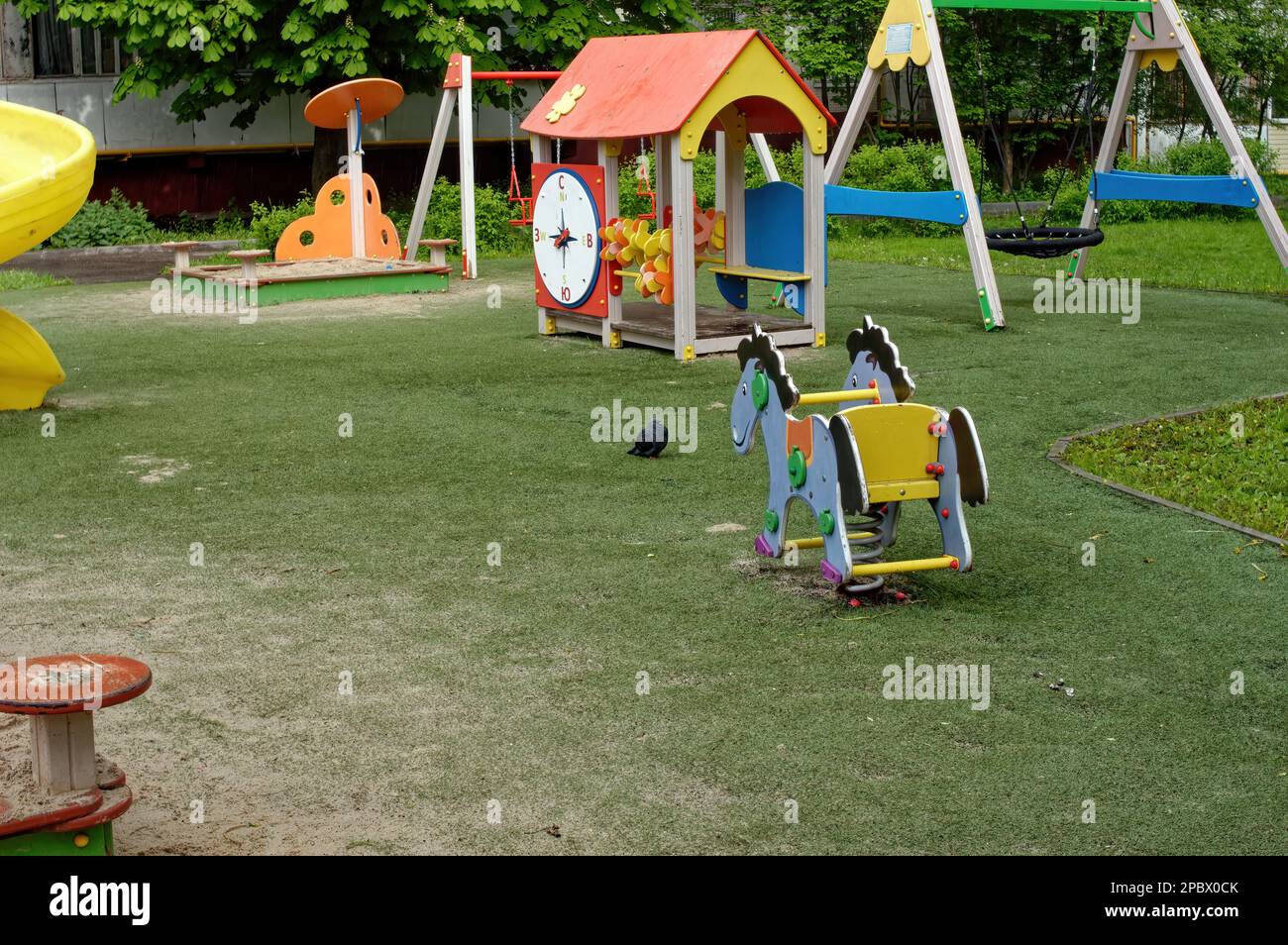 parque infantil vacío después de la lluvia, la primavera Foto de stock