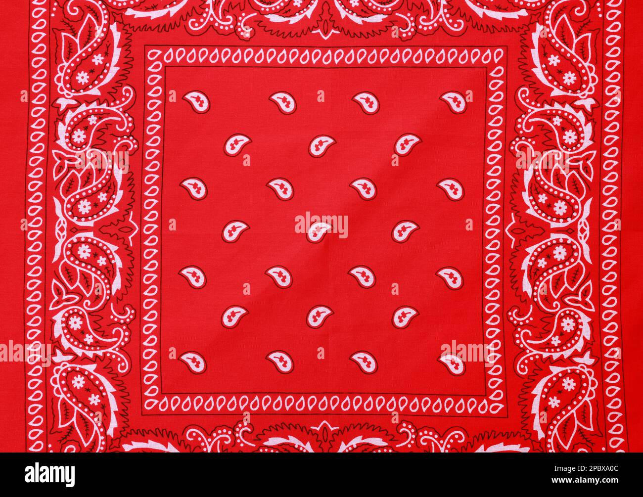 Vista superior de bandana roja con patrón paisley como fondo Fotografía