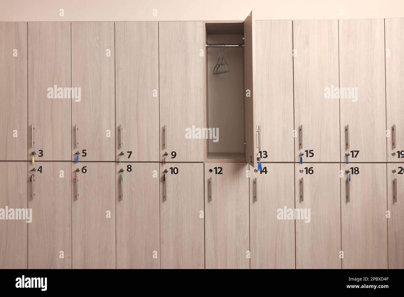 Muchos casilleros de madera con llaves y números en las puertas Fotografía  de stock - Alamy