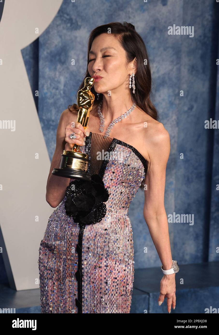 Beverly Hills, EE.UU. 13th de marzo de 2023. Michelle Yeoh asiste a la Fiesta de los Óscar de Vanity Fair 2023 en el Centro Wallis Annenberg para las Artes Escénicas el 12 de marzo de 2023 en Beverly Hills, California. Foto: Crash/imageSPACE Crédito: Imagespace/Alamy Live News Foto de stock