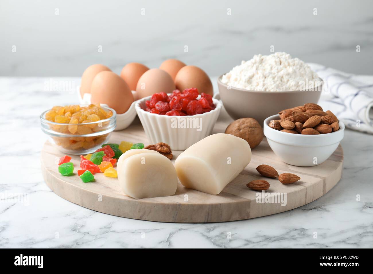 Mazapán y otros ingredientes para Stollen casero en la mesa de mármol  blanco. Hornear tradicional pan de Navidad alemán Fotografía de stock -  Alamy