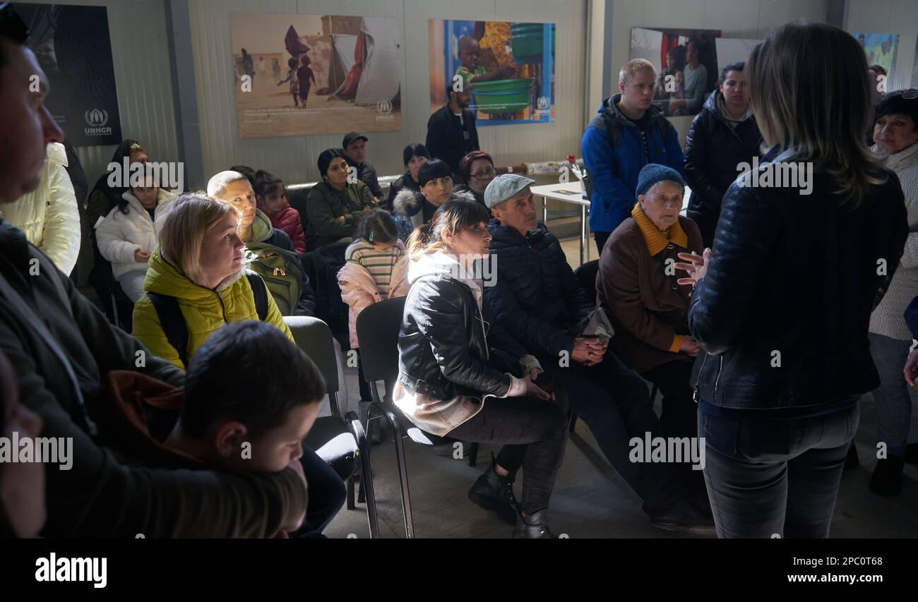 Bucarest, Rumanía. 13th de marzo de 2023: Los refugiados ucranianos reciben asistencia humanitaria del personal de ACNUR durante la visita del Reverendo Justin Welby, Arzobispo de Canterbury, al centro integrado de ACNUR para refugiados ucranianos debido a la invasión rusa de Ucrania, en el centro de exposiciones Romexpo. Durante la visita de tres días a Rumanía, el Arzobispo tendrá varias reuniones de alto nivel con Su Majestad Margareta, Custodia de la Corona de Rumanía, el Patriarca rumano Daniel y los políticos. Crédito: Lucian Alecu/Alamy Live News Foto de stock