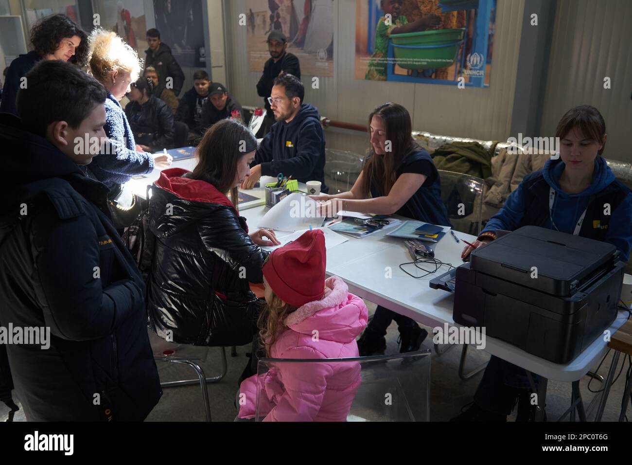 Bucarest, Rumanía. 13th de marzo de 2023: Los refugiados ucranianos reciben asistencia humanitaria del personal de ACNUR durante la visita del Reverendo Justin Welby, Arzobispo de Canterbury, al centro integrado de ACNUR para refugiados ucranianos debido a la invasión rusa de Ucrania, en el centro de exposiciones Romexpo. Durante la visita de tres días a Rumanía, el Arzobispo tendrá varias reuniones de alto nivel con Su Majestad Margareta, Custodia de la Corona de Rumanía, el Patriarca rumano Daniel y los políticos. Crédito: Lucian Alecu/Alamy Live News Foto de stock