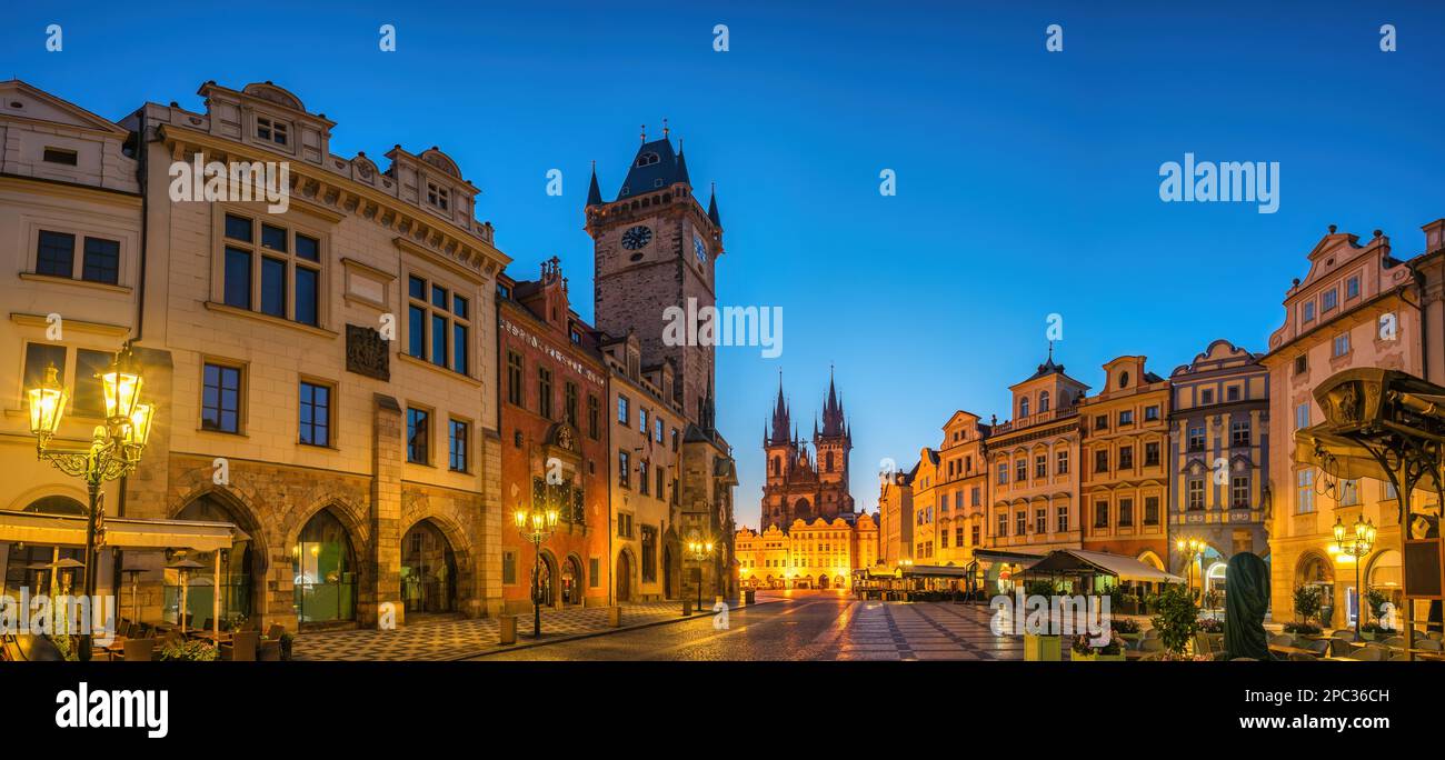 Praga Chequia República Checa, panorama de la ciudad amanecer en la plaza de la ciudad vieja de Praga Foto de stock